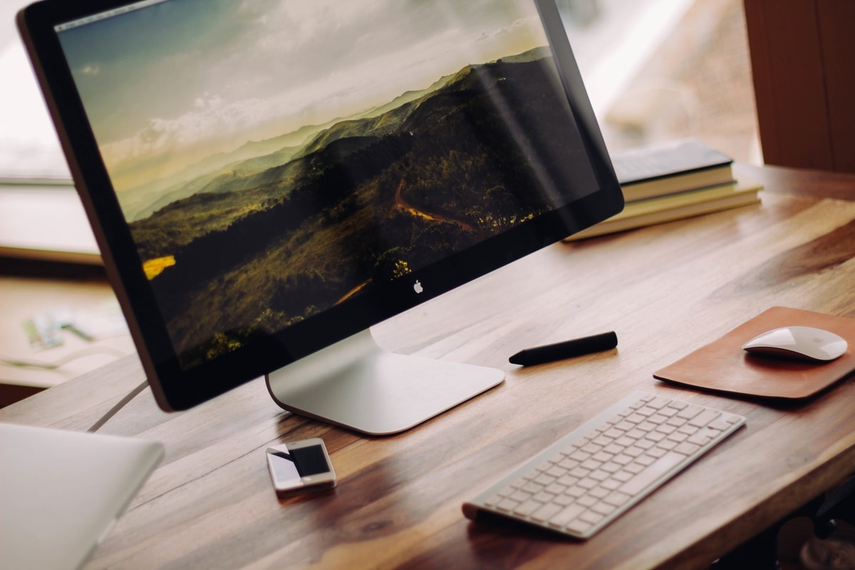 desk_computer_writin_KOnID